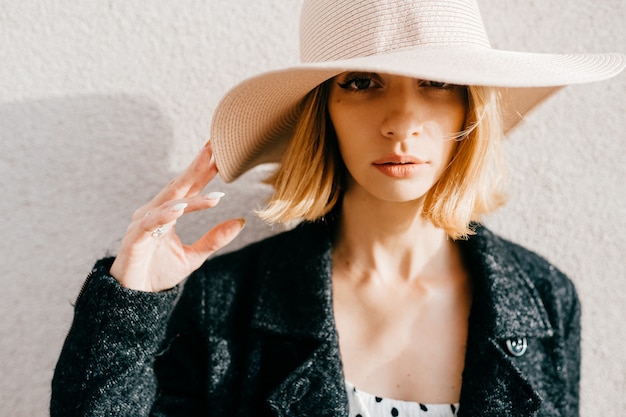 Portrait d'élégant élégant chapeau de femme blonde cheveux courts et veste