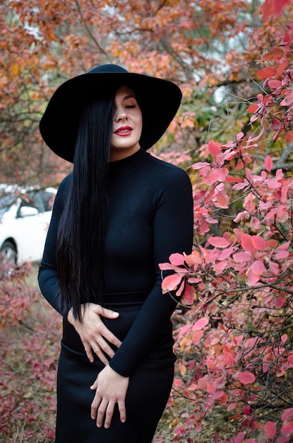 Portrait élégante belle jeune femme au chapeau noir automne