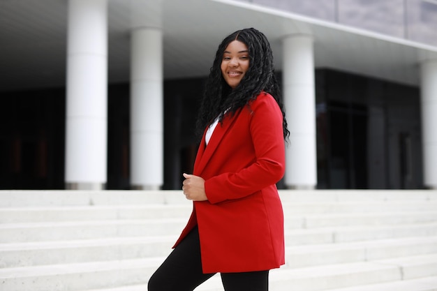 portrait d'une élégante femme afro-américaine en veste rouge