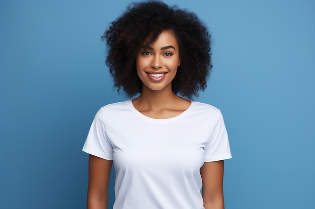 Portrait d'une élégante femme noire avec un T-shirt blanc clair