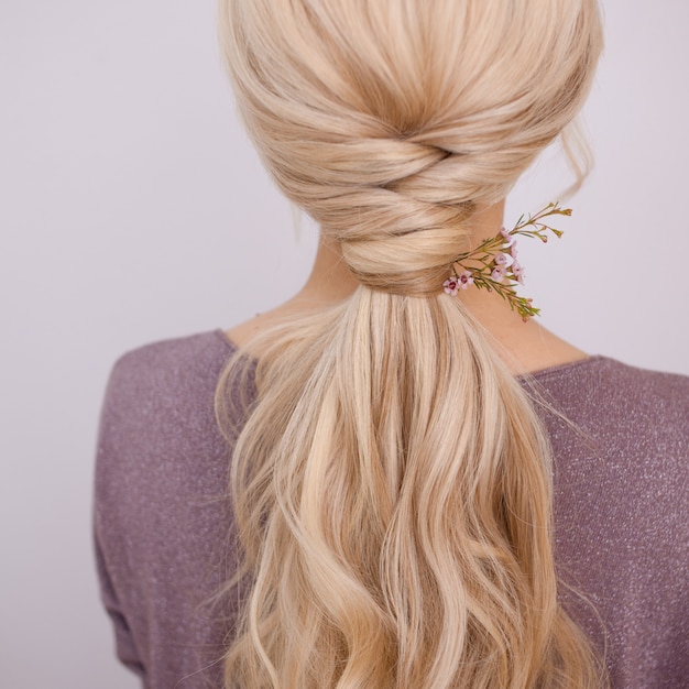 Portrait d'une élégante jeune femme aux cheveux blonds. Coiffure tendance