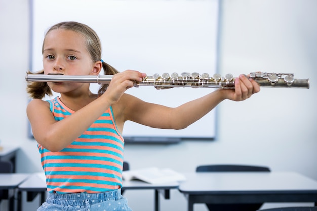 Portrait, élémentaire, girl, jouer, flûte, classe