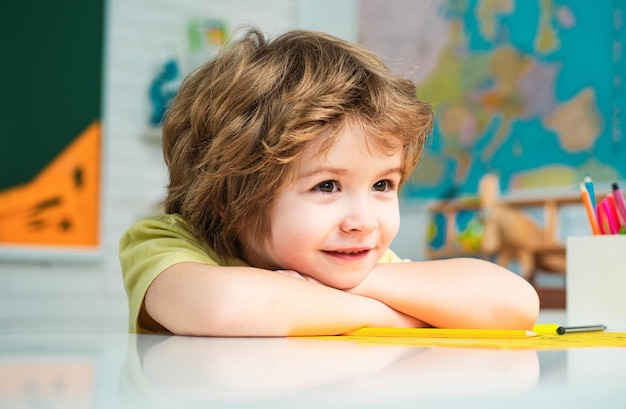 Portrait d'un élève en classe Des enfants de l'école primaire