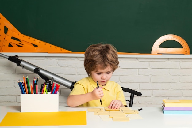 Portrait d'élève en classe Primaire et enseignement Tutorat individuel