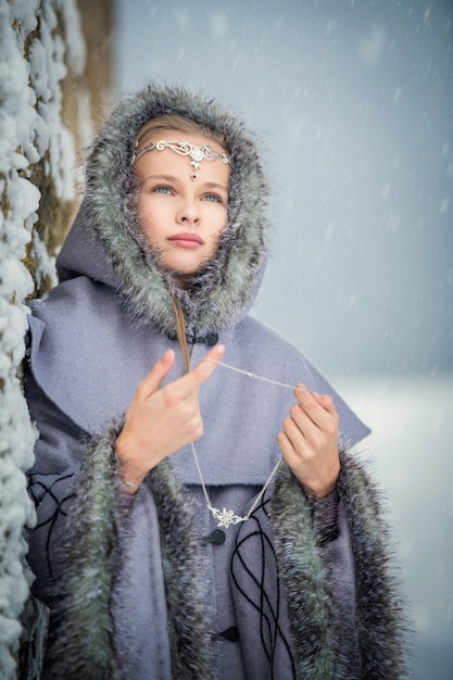 Portrait d'un elfe de fille de conte de fées