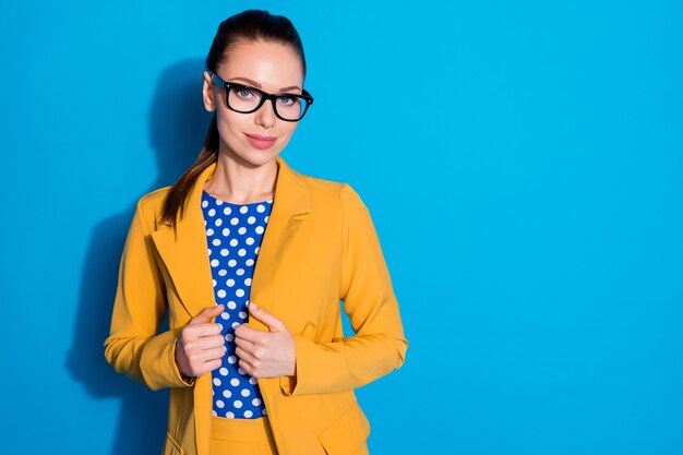 Portrait d'elle, elle est jolie, attrayante, charmante, charmante, élégante, chic, chef de file, experte en requin, avocate qualifiée, avocate, posant isolée, brillante, éclatante, fond de couleur bleu vif