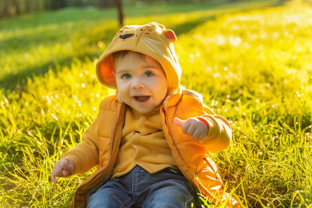 Portrait émotif d'un enfant en bas âge souriant heureux bébé caucasien enfant portant une veste jaune contre