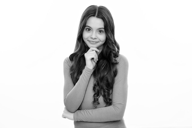 Portrait émotionnel d'une adolescente caucasienne enfant fille isolée sur fond blanc Bonne fille face à des émotions positives et souriantes