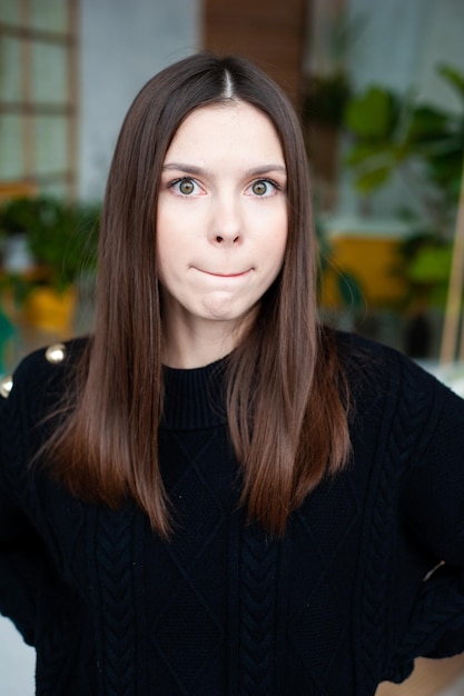 Portrait émotionnel de jeune femme européenne