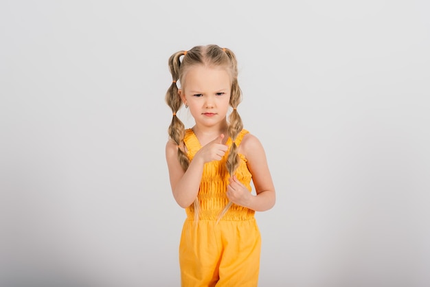 Portrait émotionnel d'une jeune fille. Prise de vue en studio.