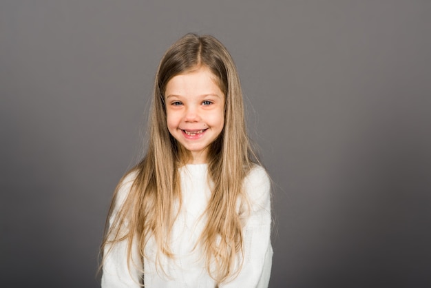 Portrait émotionnel d'une jeune fille. Prise de vue en studio.