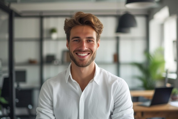 Portrait d'un employé de bureau heureux