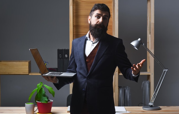 Portrait d'employé de bureau d'homme d'affaires prospère d'homme d'affaires barbu confus en costume