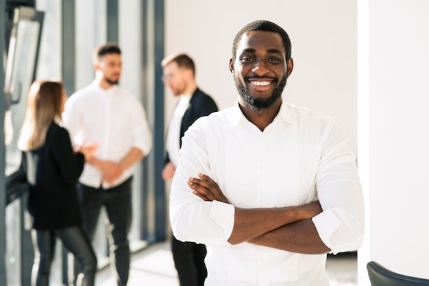 Portrait d'un employé de bureau mâle noir confiant