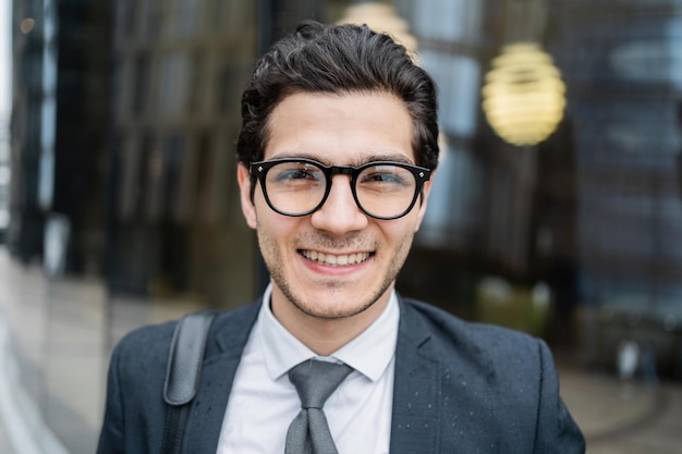 Portrait d'un employé de l'entreprise gestionnaire de l'homme avec des lunettes à la recherche dans l'appareil photo