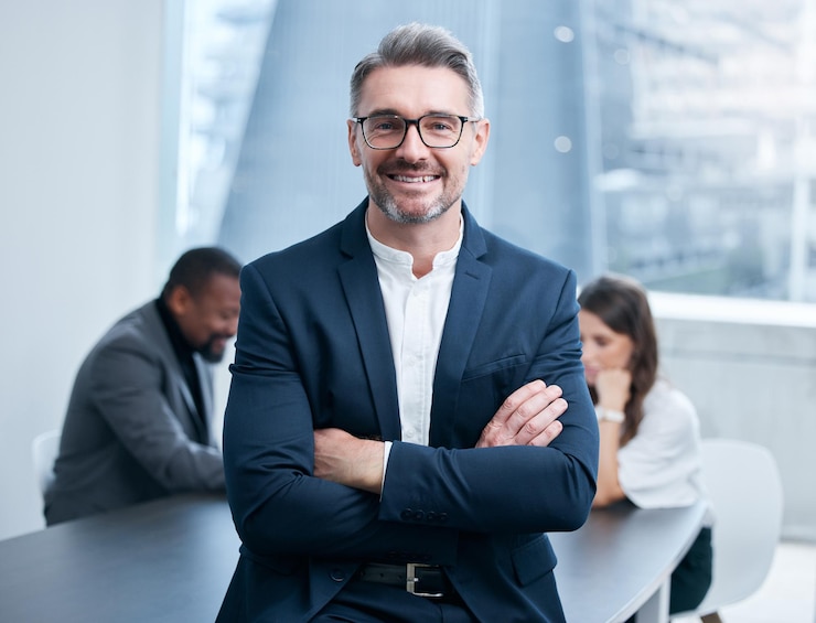 Photo portrait de l'employé et de l'homme mûr dans la salle de conseil et le pdg dans l'entreprise et l'auditeur comptable de bureau et personne sur la table réunion d'affaires et collaboration avec la planification du projet et de la croissance