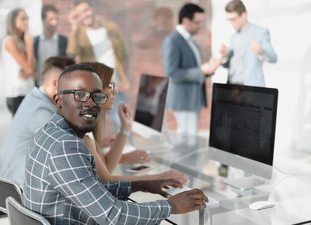 Photo portrait d'un employé prospère dans le contexte d'un bureau moderne