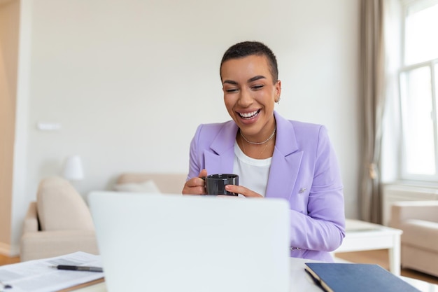 Portrait D'une Employée Afro-américaine élégante Discutant Lors D'une Conférence Téléphonique