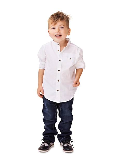 Portrait d'un enfant adorable et jeune dans un studio isolé sur un fond blanc en Australie Enfant mignon ou garçon en vêtements décontractés chemise de mode et modèle confiant ou enfant d'âge préscolaire en jean sur l'espace de maquette