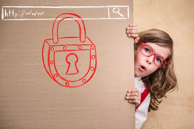 Photo portrait d'enfant d'affaires au bureau. concept de sécurité internet