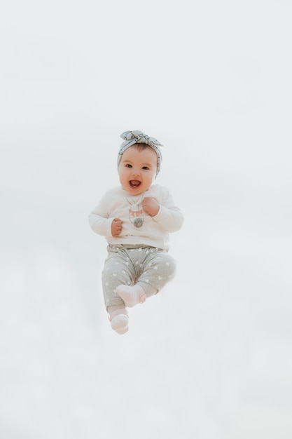 Portrait d'un enfant en l'air. Bel enfant souriant