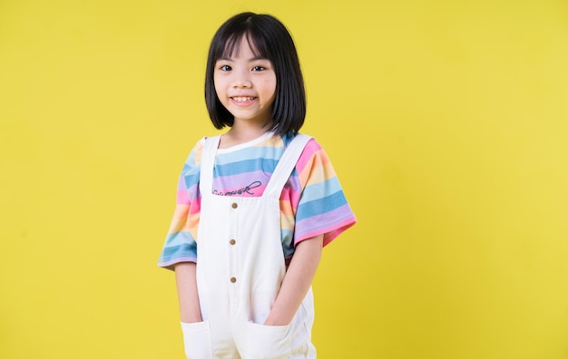 Portrait d'enfant asiatique sur fond jaune