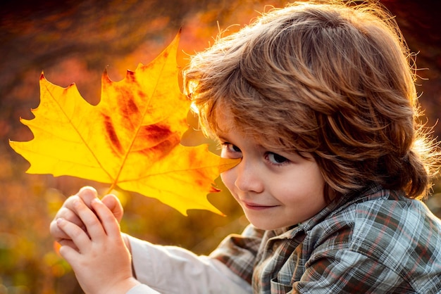 Portrait d'enfant automne gros plan mignon petit garçon dans le parc d'automne