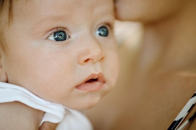 Portrait d'enfant bébé face au bébé