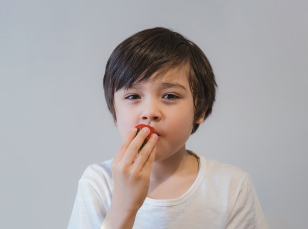 Portrait d'enfant en bonne santé, manger des fraises