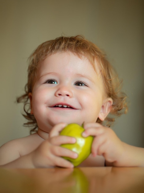 Portrait d'un enfant caucasien mignon avec un enfant de pomme avec des fruits frais