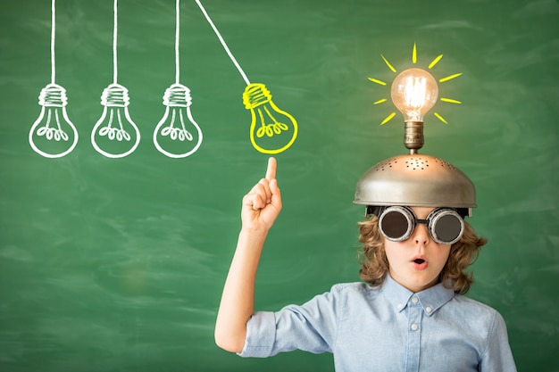 Portrait d'enfant en classe. Enfant avec casque de réalité virtuelle jouet en classe. Succès, idée et concept créatif. Retour à l'école