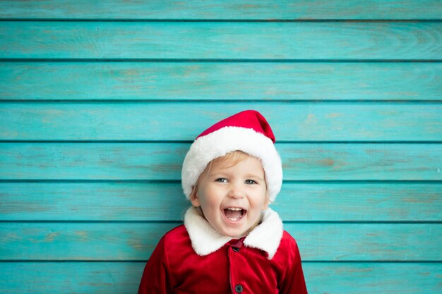 Portrait d'enfant en costume de Père Noël. Enfant s'amusant au moment de Noël. Concept de joyeux Noël