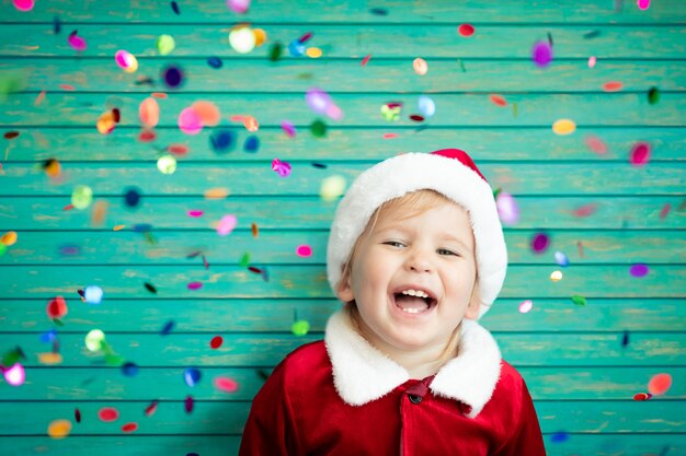 Portrait d'enfant en costume de Père Noël. Enfant s'amusant au moment de Noël. Concept de joyeux Noël