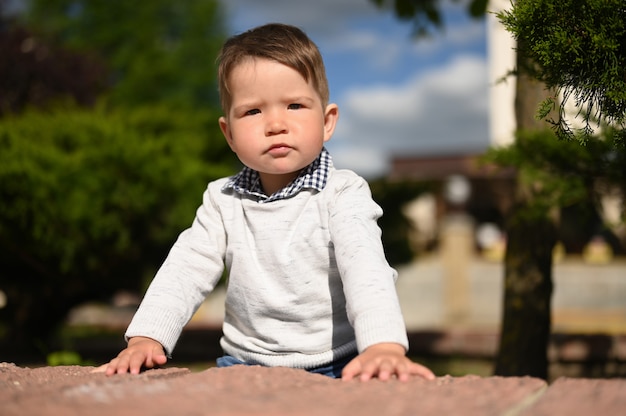 Photo portrait d'un enfant dans un pull et une chemise