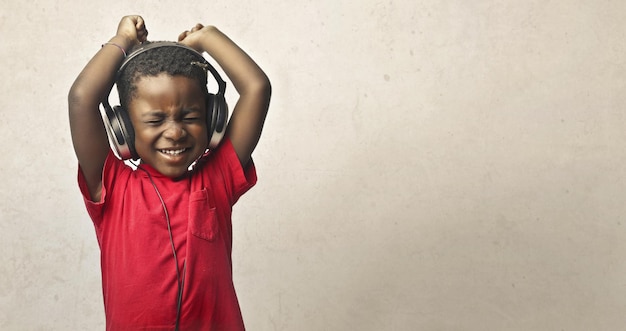 Photo portrait d'enfant en écoutant de la musique