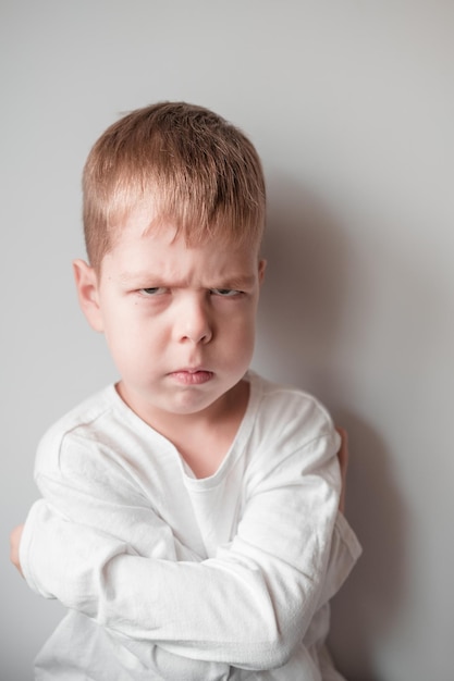 Portrait d'un enfant émotif Garçon maléfique Expression faciale L'enfant s'est fâché