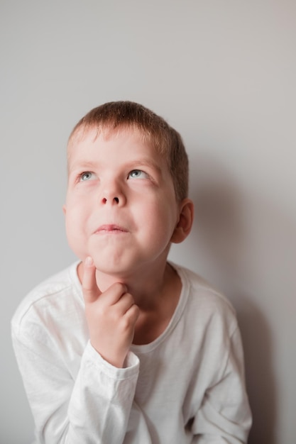 Portrait d'un enfant émotif Le garçon pensait à quelque chose Expression faciale Enfant pensant