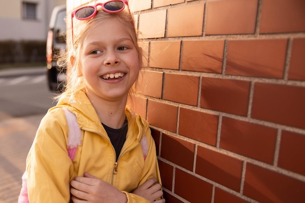 Portrait d'enfant à l'extérieur lofing et sourire