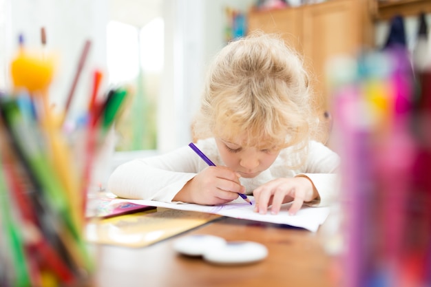 Portrait d'enfant fille dessin à la maison