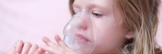 Portrait d'enfant fille avec inhalateur pour l'asthme