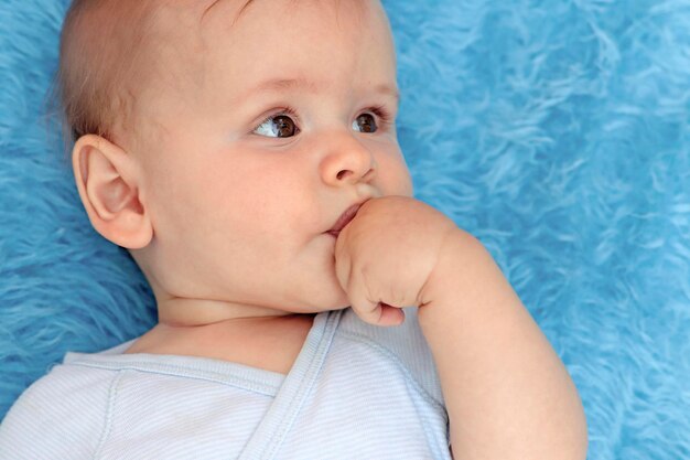 Portrait d'un enfant sur fond bleu