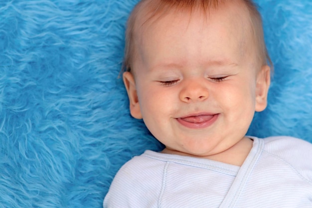 Portrait d'un enfant sur fond bleu