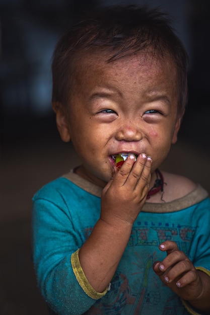 Portrait d'un enfant gai pauvre vietnamien