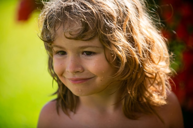 Portrait d'un enfant garçon dans un parc naturel ou à l'extérieur gros plan sur un enfant heureux jouant dehors en été