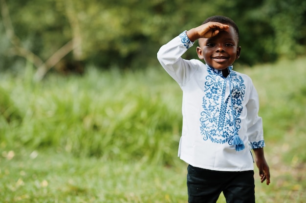 Portrait d'enfant garçon en vêtements traditionnels au parc