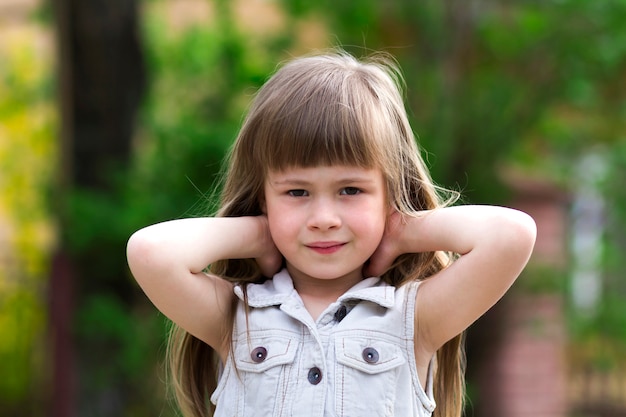 Portrait, enfant, girl, mains, derrière, tête