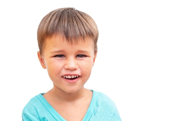 Portrait d'enfant heureux garçon isolé sur fond blanc