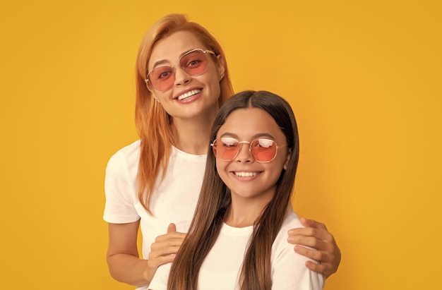 Portrait d'enfant heureux et maman expriment des émotions positives amitié