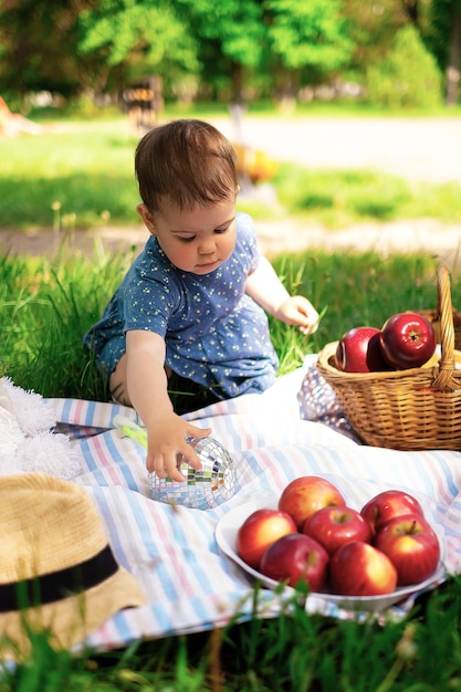 Portrait d'un enfant heureux mangeant des oranges à l'extérieur en été pique-nique nature mode de vie journée familiale