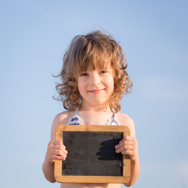 Portrait d'enfant heureux posant en plein air